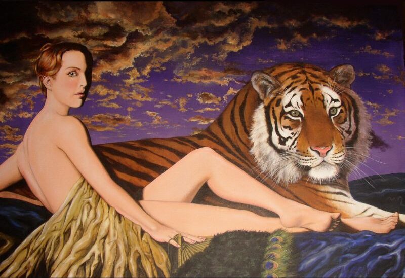 Langwerpig canvas doek van gedrappeerde vrouw liggend samen met een tijger. Geinspireerd door art deco style